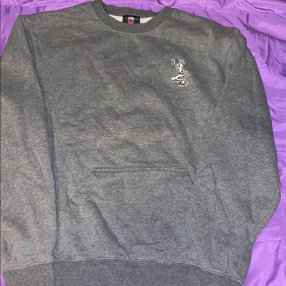 grey crewneck